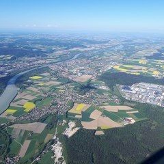 Flugwegposition um 15:21:44: Aufgenommen in der Nähe von Gemeinde Braunau am Inn, Braunau am Inn, Österreich in 1727 Meter